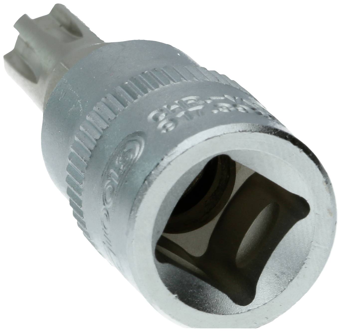 Ein silberner Steckschlüsseleinsatz mit Vierkantantrieb und geriffeltem Griff zur besseren Handhabung, auf weißem Hintergrund.