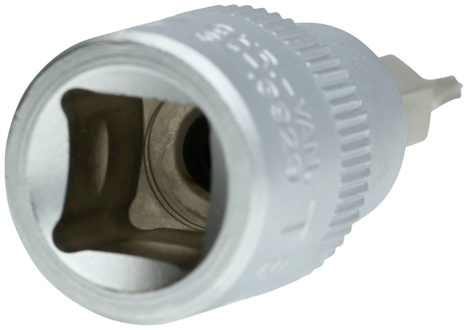 Nahaufnahme eines silbernen Werkzeugs mit quadratischer Öffnung und geriffeltem Rand, möglicherweise ein Steckschlüsseleinsatz.