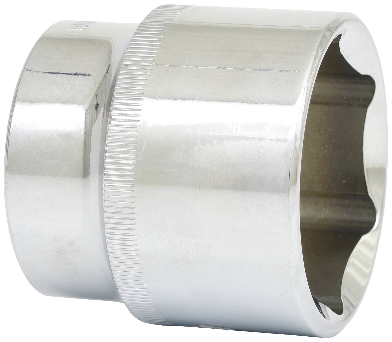 Ein großer, glänzender Chrom-Nusskopf für Steckschlüssel mit geriffeltem Ring liegt auf einer weißen Oberfläche.