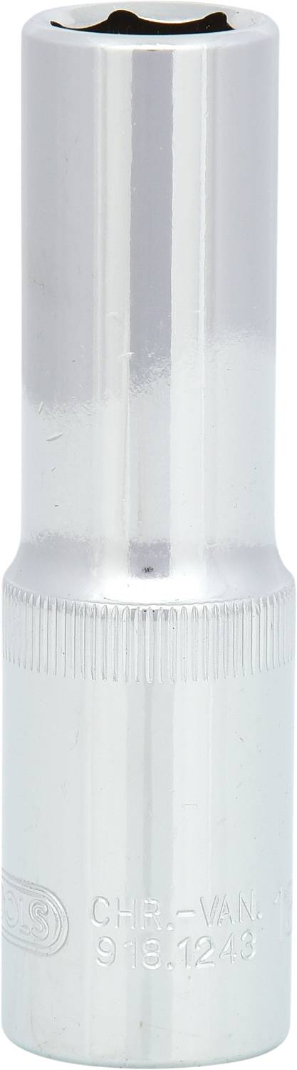 Ein silberner Steckschlüsselaufsatz, zylindrisch, aus Metall, an beiden Enden offen.