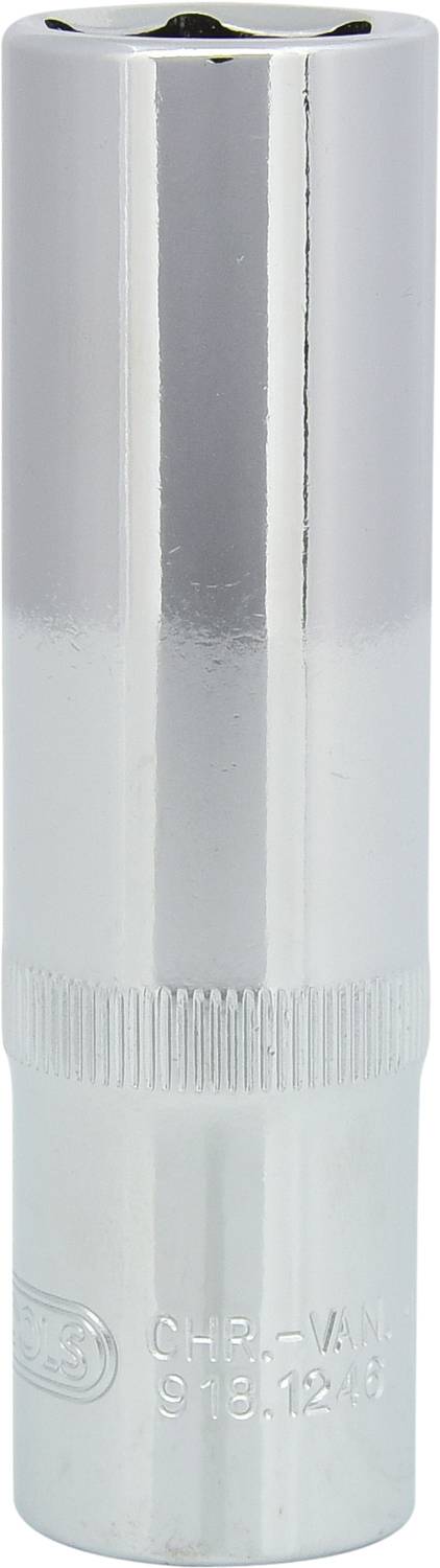 Ein verchromter Steckschlüsselaufsatz, zylindrisch geformt für die Verwendung mit einer Ratsche, mit einer geriffelten Mitte für besseren Halt.