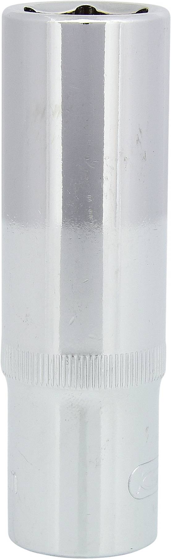 Ein silberner Stecknussaufsatz, zylinderförmig, glänzend, für Werkzeuge verwendet.