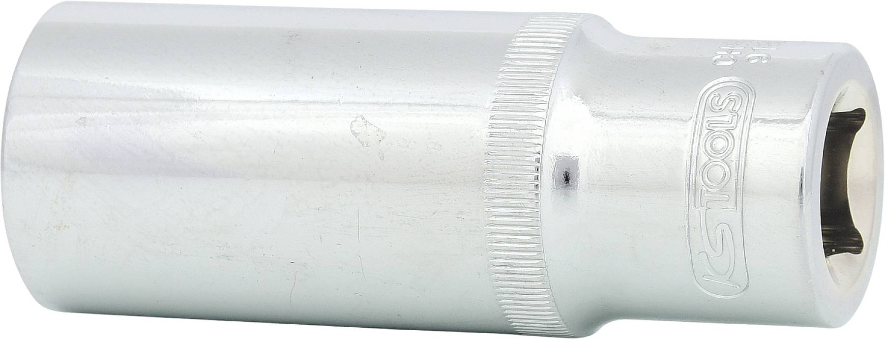 Eine verchromte Extender-Stecknuss, verwendet zum Anziehen oder Lösen von Schrauben und Muttern an schwer zugänglichen Stellen.