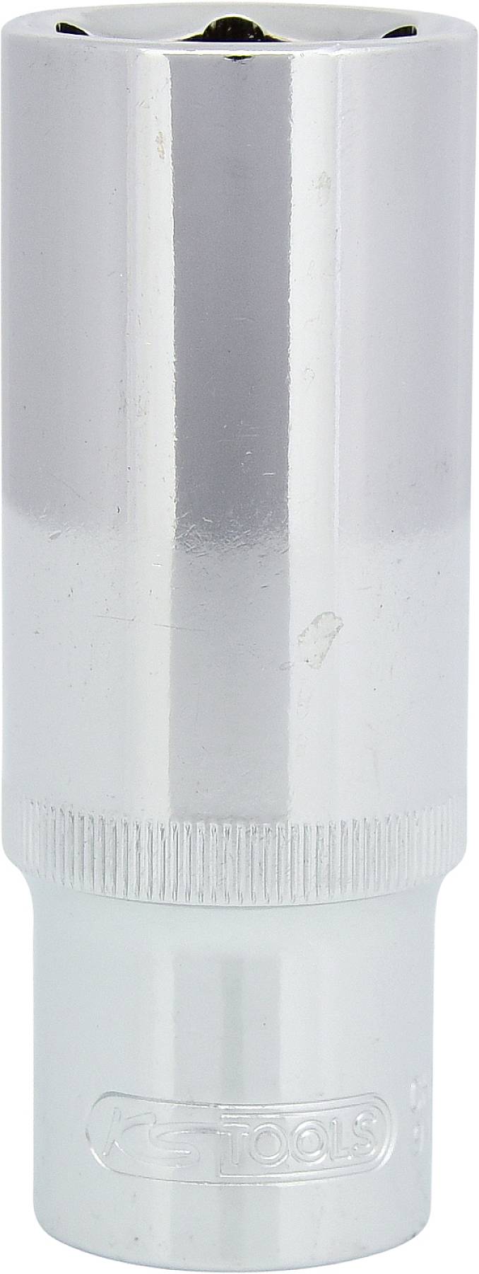 Eine silberne Stecknuss für Zündkerzen mit glatter Oberfläche und geriffeltem Griffbereich. Geeignet für präzise mechanische Arbeiten.