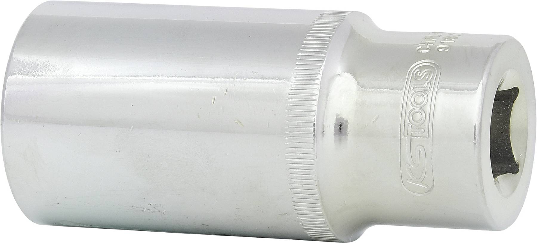 Eine silberne Steckschlüssel-Nuss, zylindrisch mit einem gerändelten Abschnitt für besseren Halt, geeignet zur Anwendung im Werkzeugbau.
