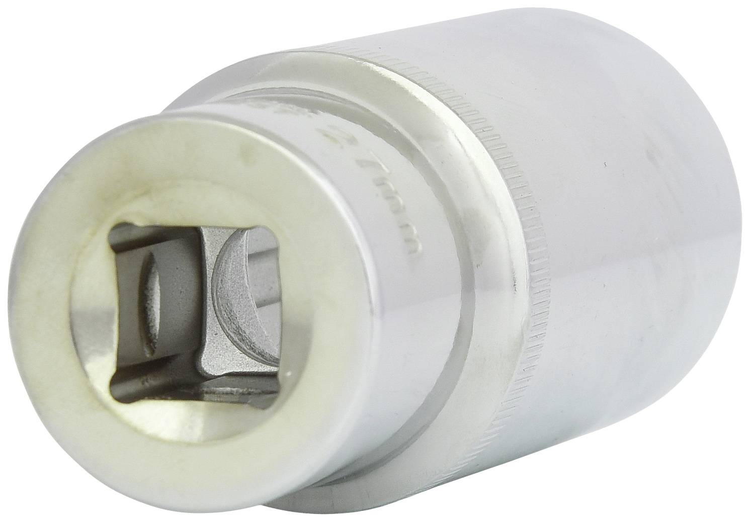 Metallische Buchse mit quadratischer Öffnung, wahrscheinlich ein Sechskant-Steckschlüssel für mechanische oder handwerkliche Arbeiten.