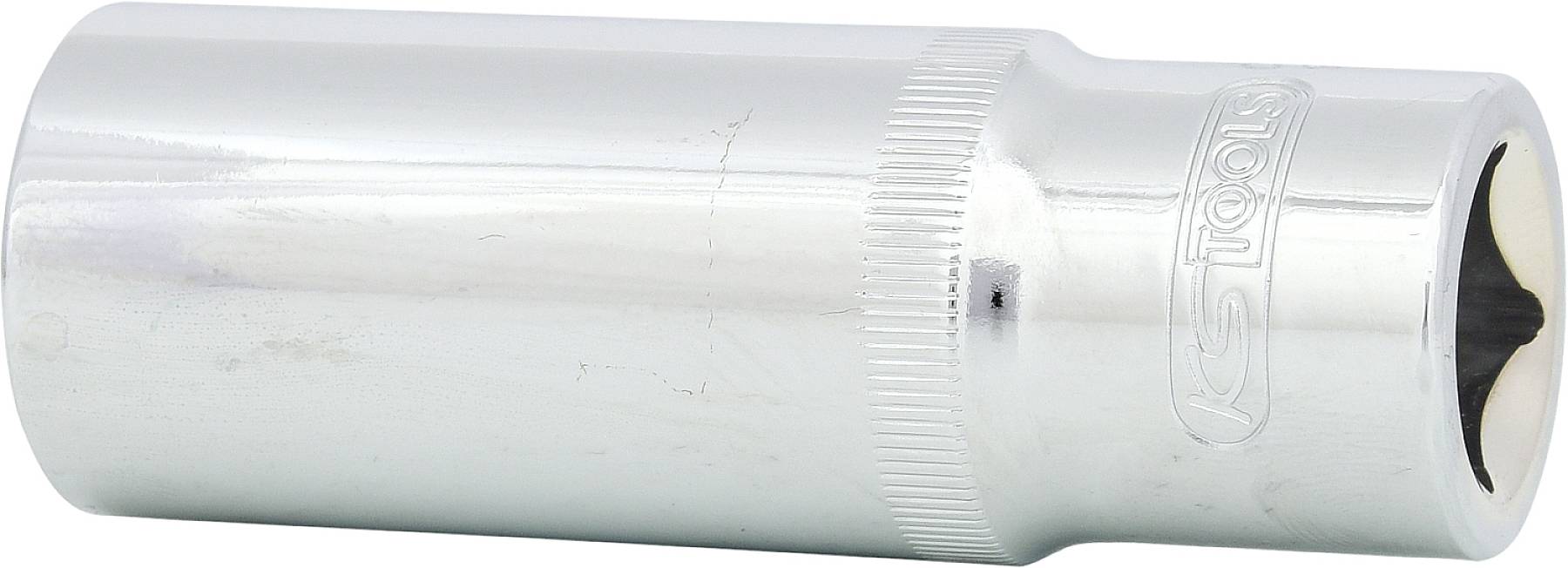 Ein silberner Steckschlüsselaufsatz mit geriffelter Fläche in der Mitte. Markierung 'KS Tools'. Werkzeug für Schraubarbeiten.