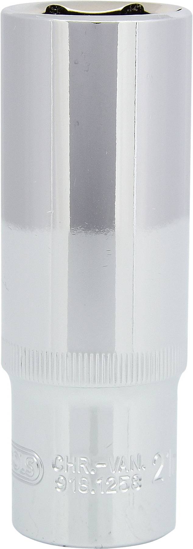 Dies ist eine silberne Stecknuss, geformt für Sechskantschrauben und -muttern. Sie hat eine markante Riffelung am unteren Ende.