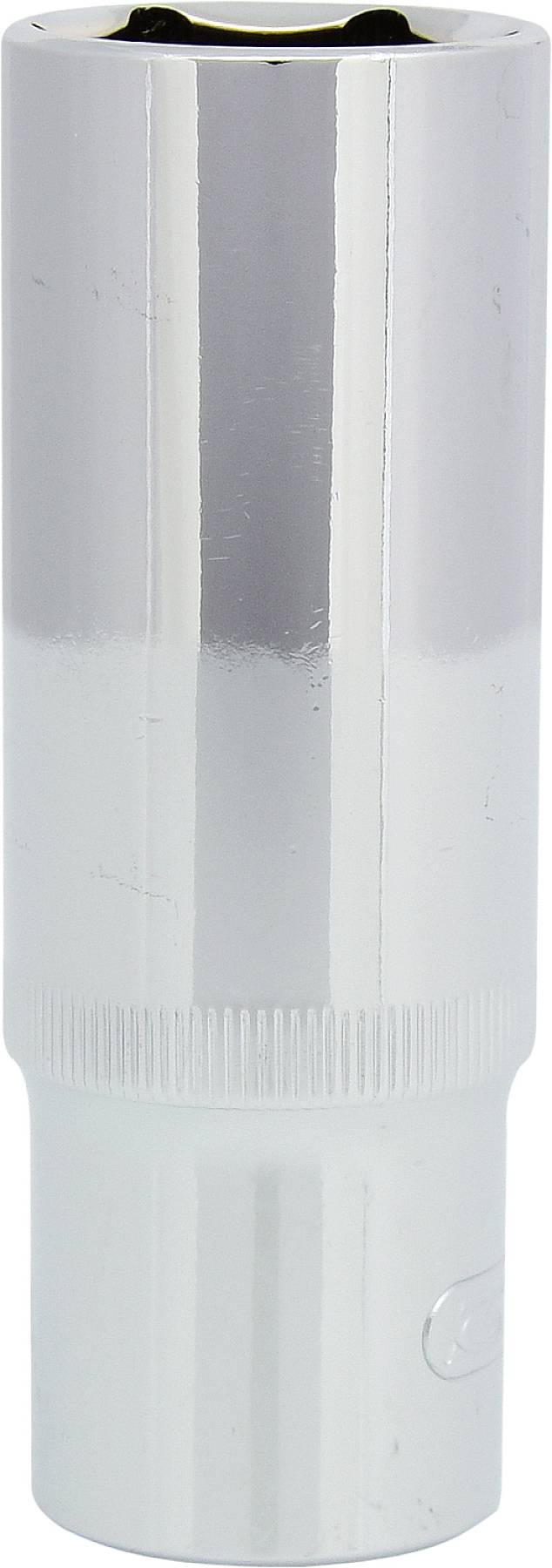 Ein silberner Steckschlüsselaufsatz, zylindrisch und aus Metall. Werkzeug zur Befestigung oder Lösung von Schrauben und Muttern.