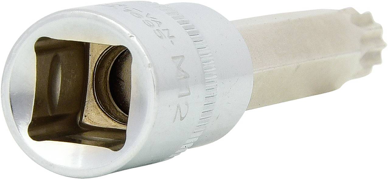 Ein silberner Vielzahn-Steckschlüsselaufsatz, geeignet für M12-Schrauben, liegt auf weißem Hintergrund.