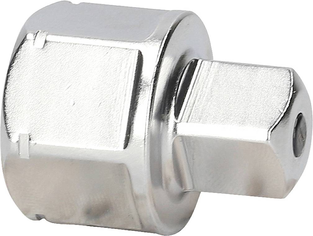 Ein silberner Steckschlüsselaufsatz aus Metall mit sechseckiger Form, geeignet für handwerkliche Arbeiten oder Mechanik.