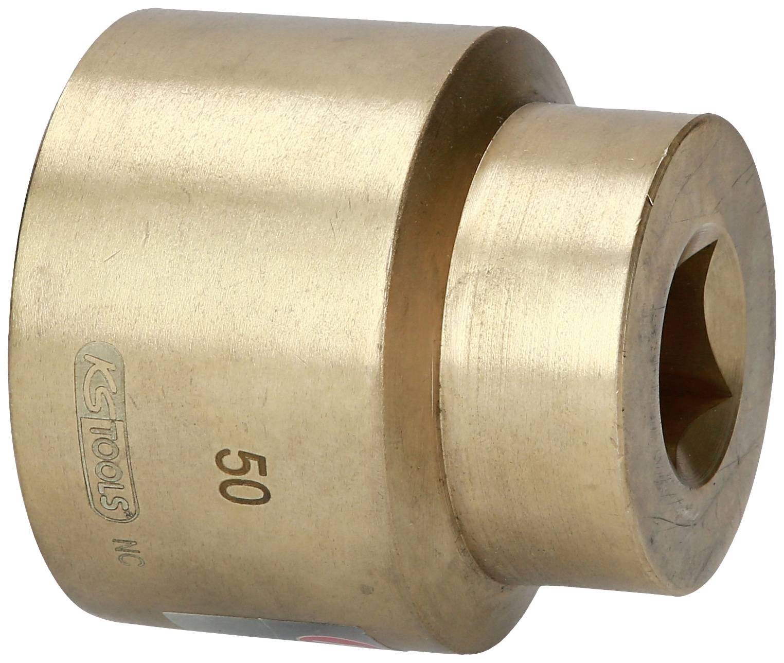 Ein Messingadapter mit quadratischer Öffnung und Aufschrift '50'. Verwendet für mechanische Verbindungen oder Werkzeuge.