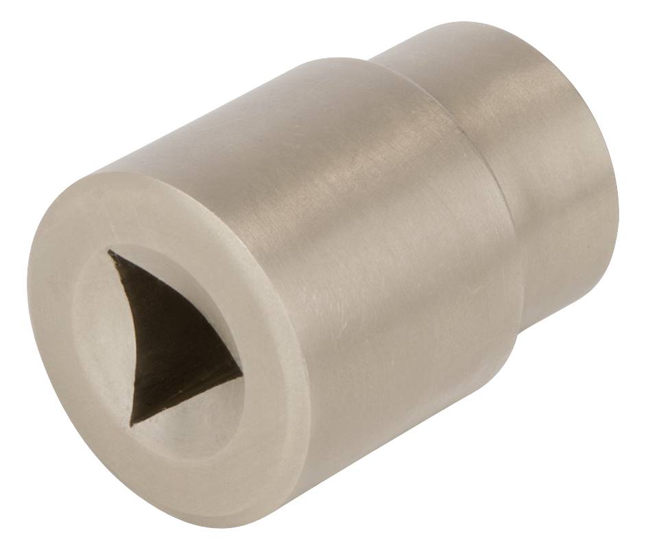 Metallischer Adapter mit einer dreieckigen Aussparung in der Mitte, möglicherweise ein Werkstück für mechanische Anwendungen.