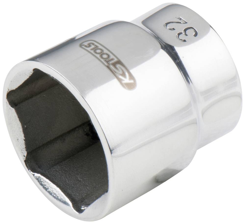 Chromfarbene, sechskantige Nuss mit der Aufschrift '32' einer Werkzeugmarke, verwendet für mechanische Arbeiten bei Kraftfahrzeugen.