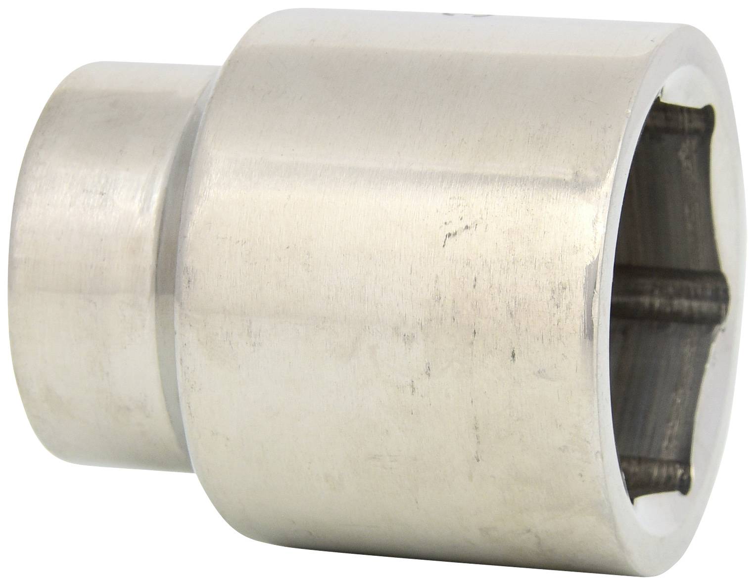Ein silberfarbener Steckschlüssel-Aufsatz aus Metall, zylinderförmig mit einem sechseckigen Innenprofil, liegt auf einer weißen Fläche.