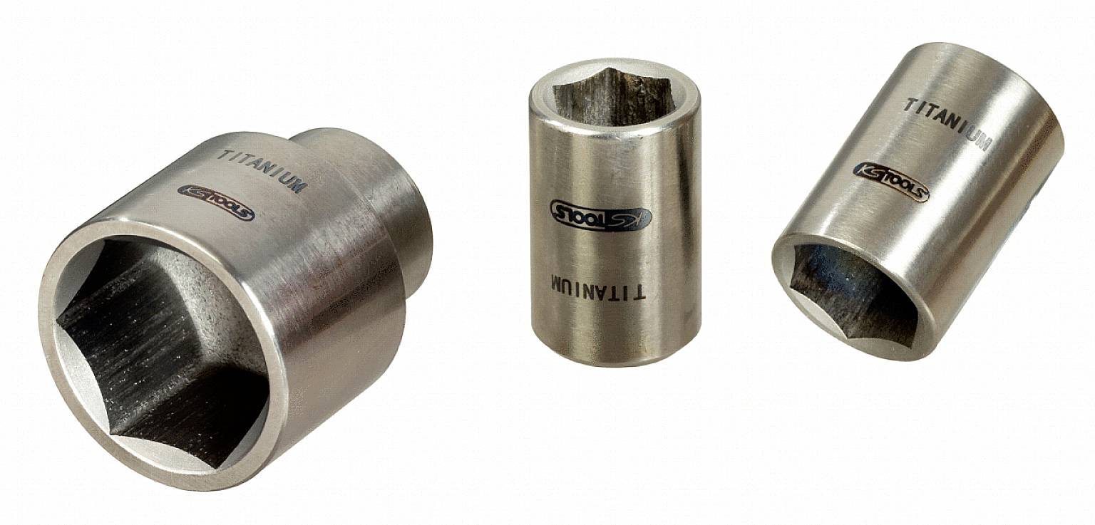 Drei metallische Schraubenschlüsselaufsätze aus Titan in unterschiedlichen Positionen, mit sechseckiger Öffnung, auf weißem Hintergrund.