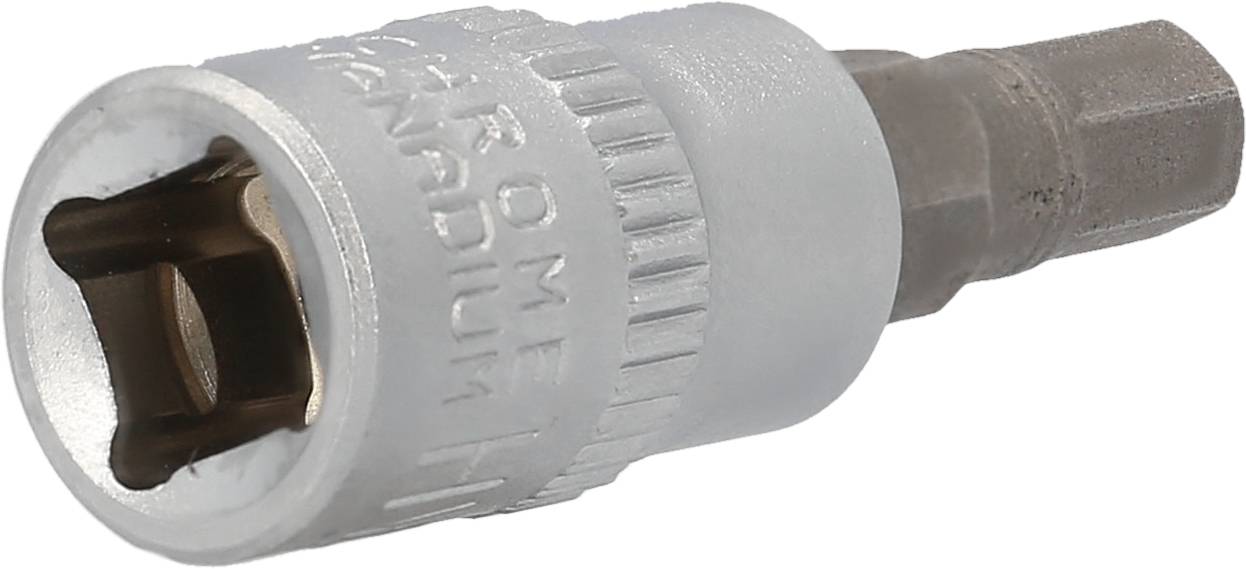 Ein silberner Steckschlüssel-Aufsatz mit quadratischer Öffnung und geriffeltem Rand liegt auf einer weißen Oberfläche.