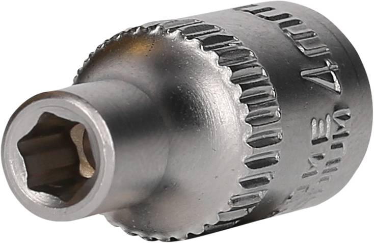 Eine silberne Stecknuss mit geriffelter Kante und sechskantiger Öffnung, möglicherweise für die Verwendung mit einem Steckschlüssel geeignet.