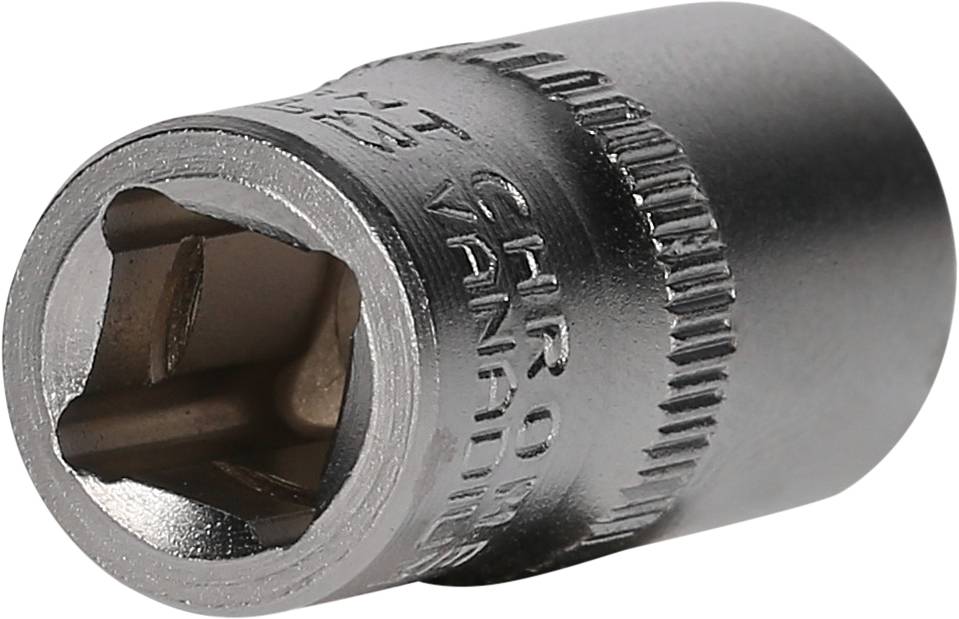 Metallische Stecknuss in Nahaufnahme, zylindrische Form mit sechskantiger Innenseite, Text 'CHROME VANADIUM' erkennbar.