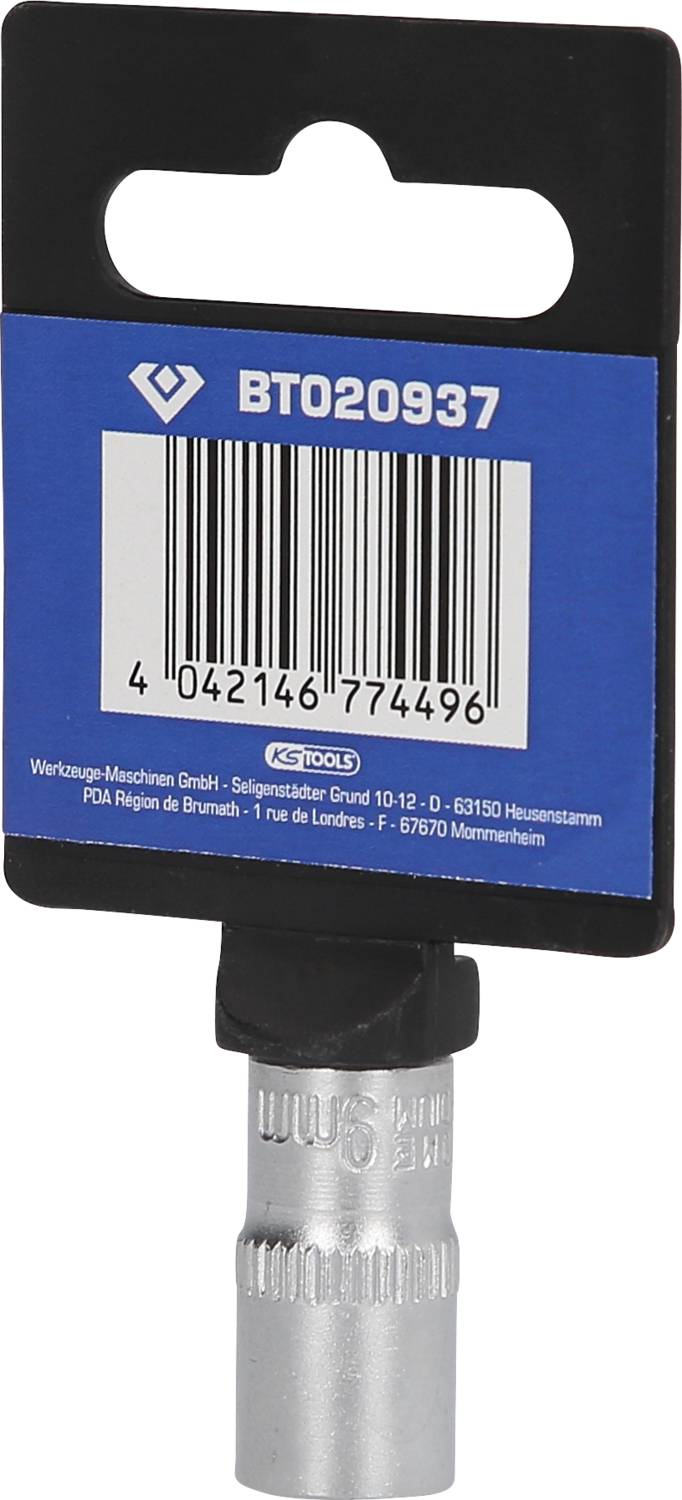 'BT020937' auf blauem Hintergrund mit Barcode, unterhalb ein silbernes Werkzeug.
