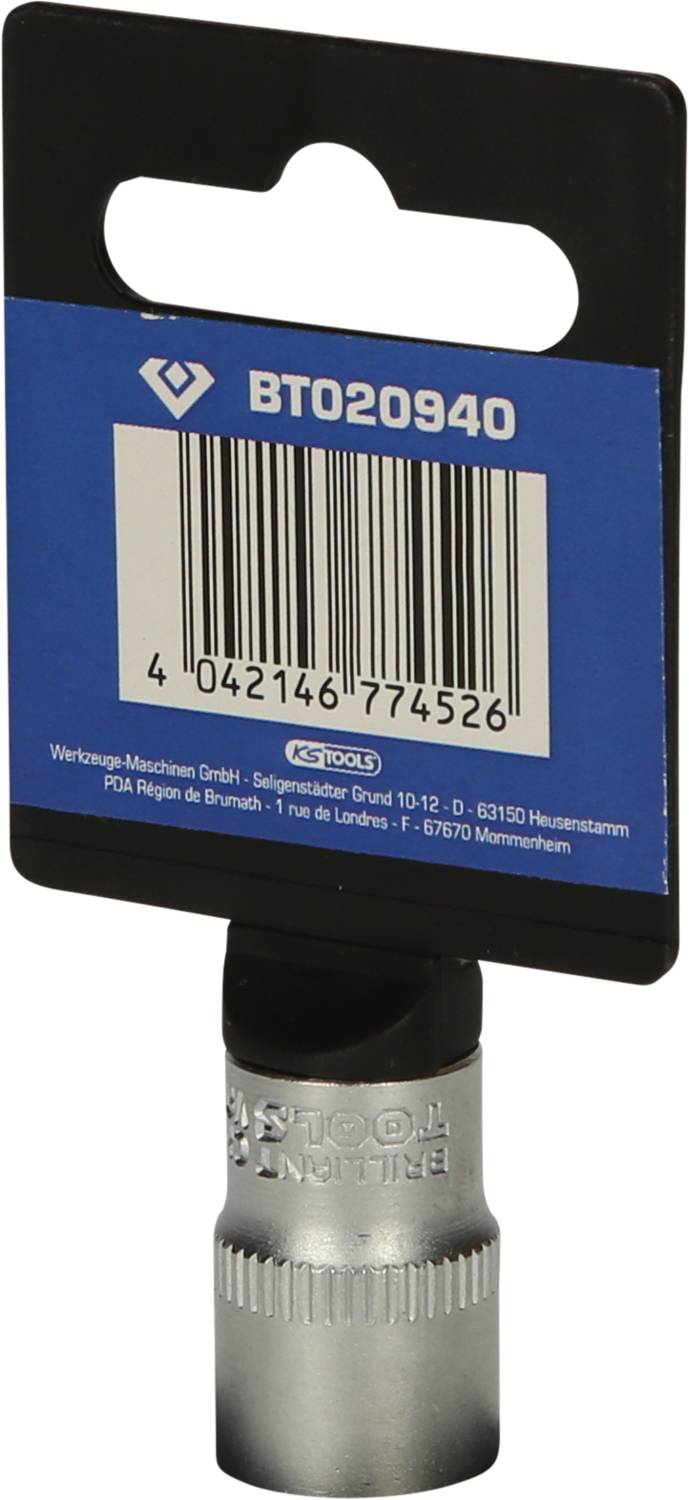 Eine Metall-Stecknuss, befestigt an einer blauen Produktverpackung mit einem Barcode und der Aufschrift 'BTO20940' oben auf der Karte.
