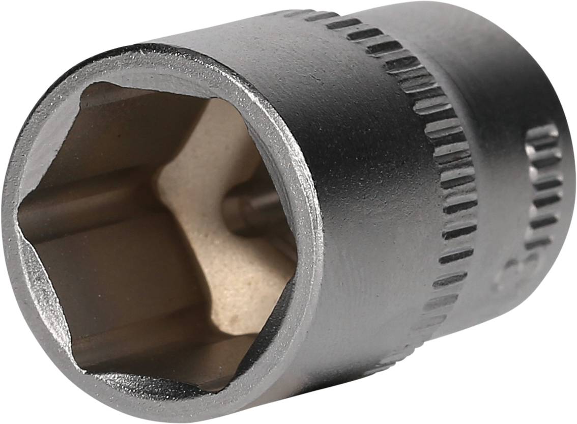 Eine silberne Sechskant-Steckschlüssel-Nuss aus Metall, seitlich gezeigt, mit geriffeltem Rand für besseren Halt bei der Anwendung.