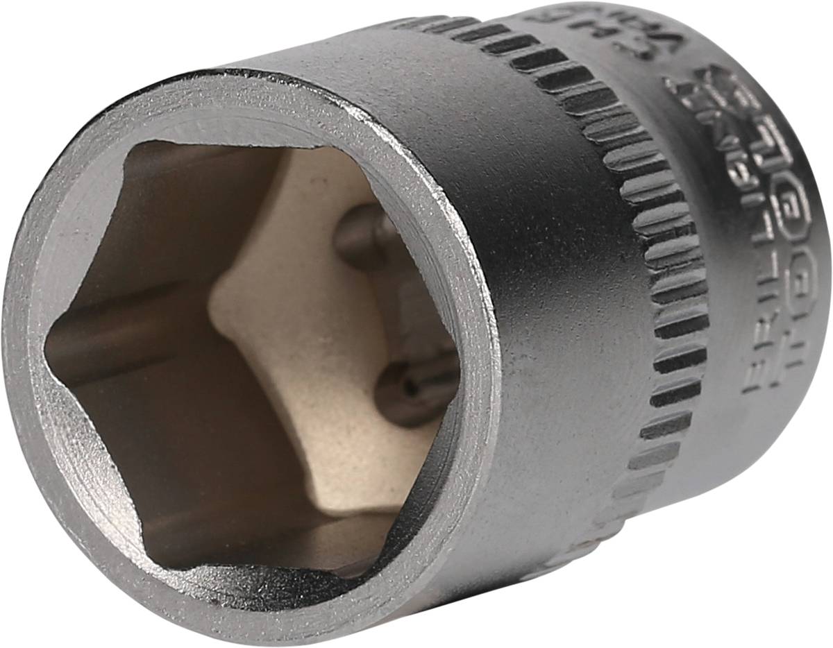 Eine sechskantige Stecknuss aus Metall, nah und seitlich abgebildet. Links ist die Öffnung sichtbar, rechts Gravuren auf der Außenfläche.