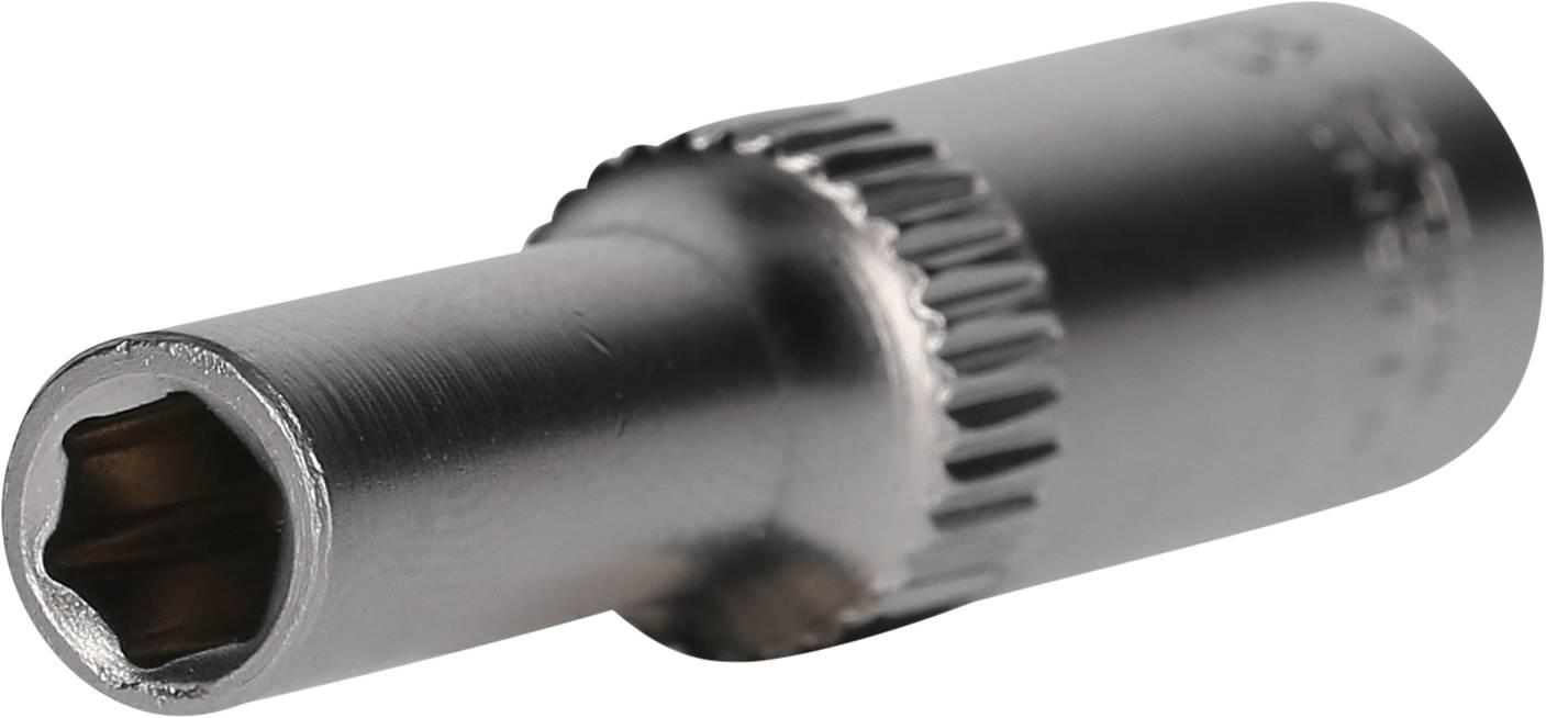 Ein silberfarbener Steckschlüssel aus Metall mit sechskantiger Öffnung, verwendet zum Festziehen oder Lösen von Muttern und Schrauben.