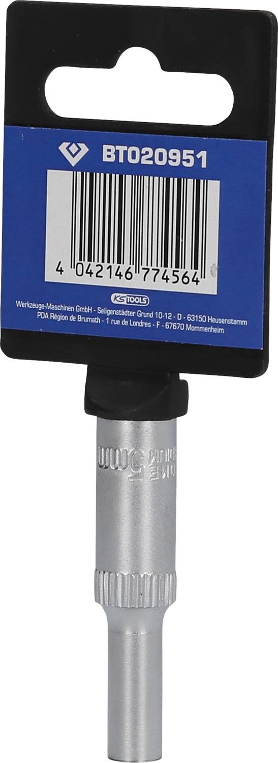 Metallschlüssel mit einem blauen Etikett und einem Barcode oben. Modellnummer 'BT020951' auf dem Etikett.