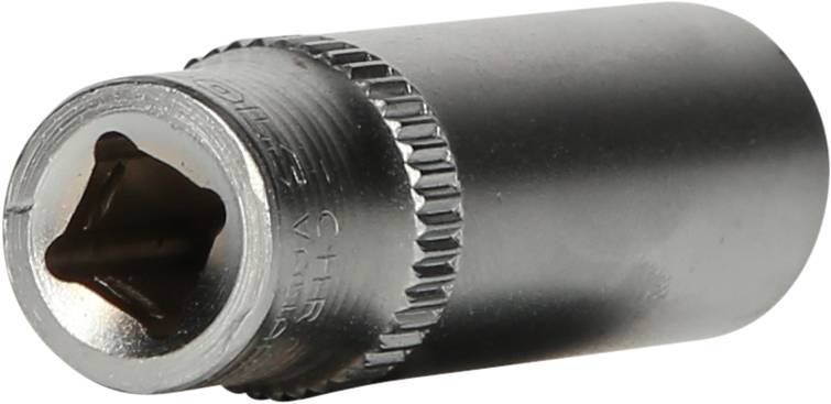 Eine silberne Steckschlüssel-Nuss mit einem Vierkantantrieb und geriffeltem Rand, verwendet für Ratschen oder Drehmomentschlüssel.