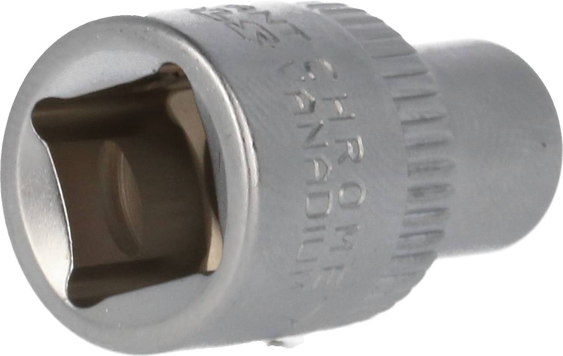 Metallene Stecknuss mit sechskantiger Öffnung und eingeprägter Beschriftung 'CHROME VANADIUM', verwendet für Schraubarbeiten.