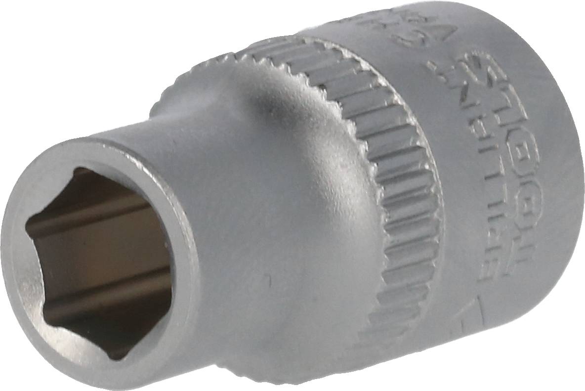 Ein Steckschlüsseleinsatz aus Metall, genutzt für Werkzeuge bei Schraubarbeiten, mit sechskantigen Innenprofil.