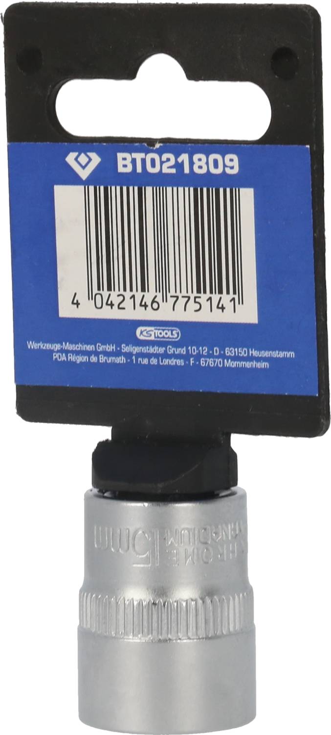 Eine silberne Stecknuss hängt an einer blauen Verpackung mit der Aufschrift 'BT021809' und einem Barcode oben.