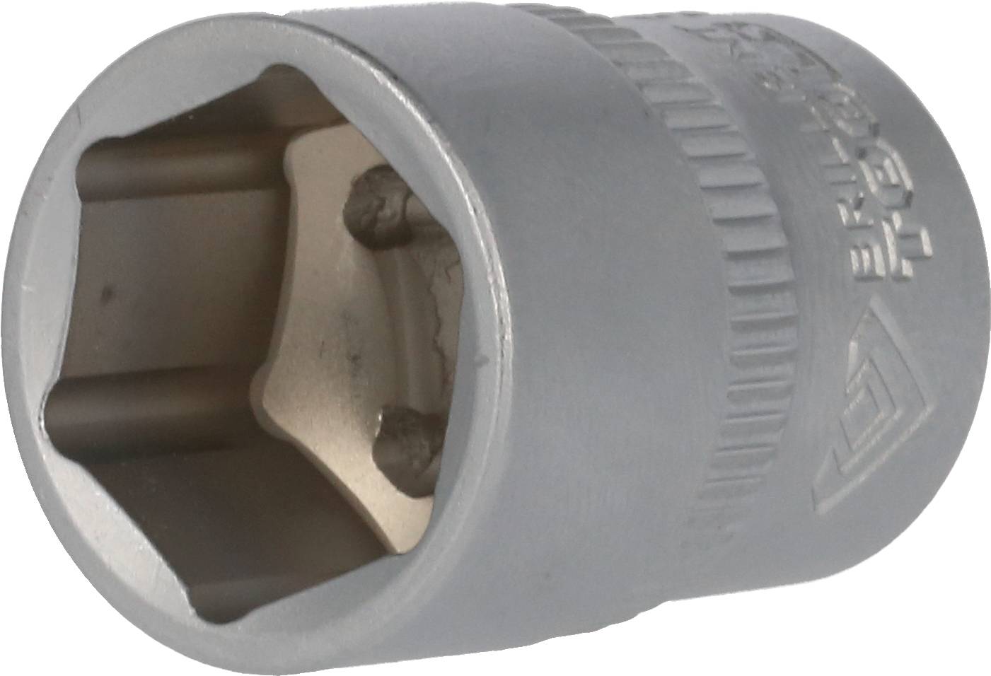 Eine silberne Sechskant-Stecknuss aus Metall, verwendet für Schraubarbeiten, mit geriffeltem Griff für besseren Halt.