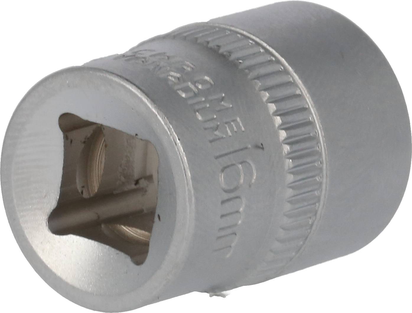 Eine silberne Stecknuss mit einer Prägung '16 mm'. Sie ist zylinderförmig und zeigt die quadratische Aufnahme für einen Steckschlüssel.