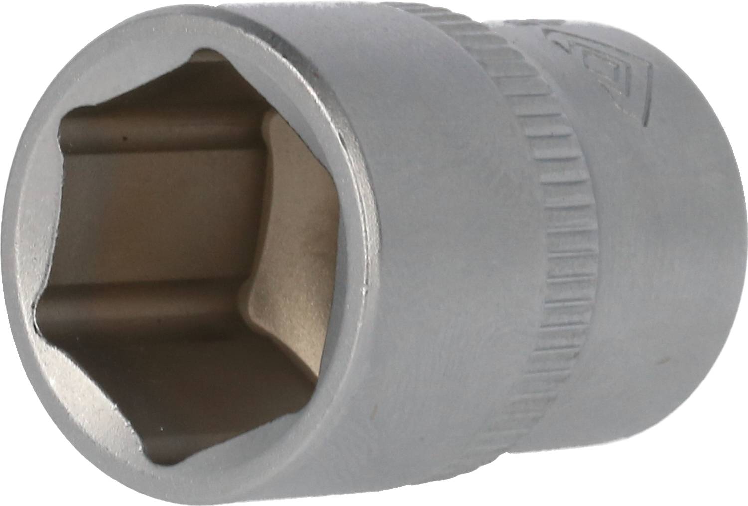 Eine sechskantige Metall-Stecknuss, verwendet für Ratschen oder Schraubenschlüssel, um Muttern und Schrauben zu drehen.