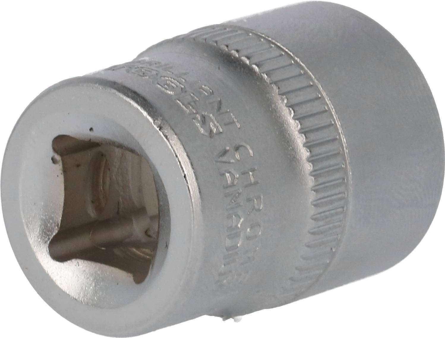 Eine silberne Stecknuss für Schraubenschlüssel, zylindrisch mit sechskantiger Öffnung, auf Metalloberfläche liegend.