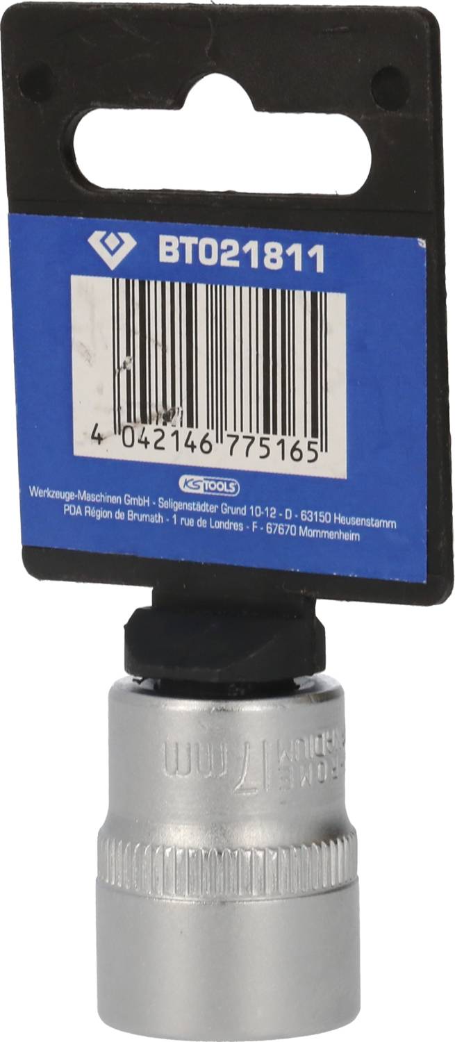 Metallische Stecknuss mit Barcode-Etikett, Nummer BT021811, auf blauem Hintergrund befestigt. Produkt von KS Tools.