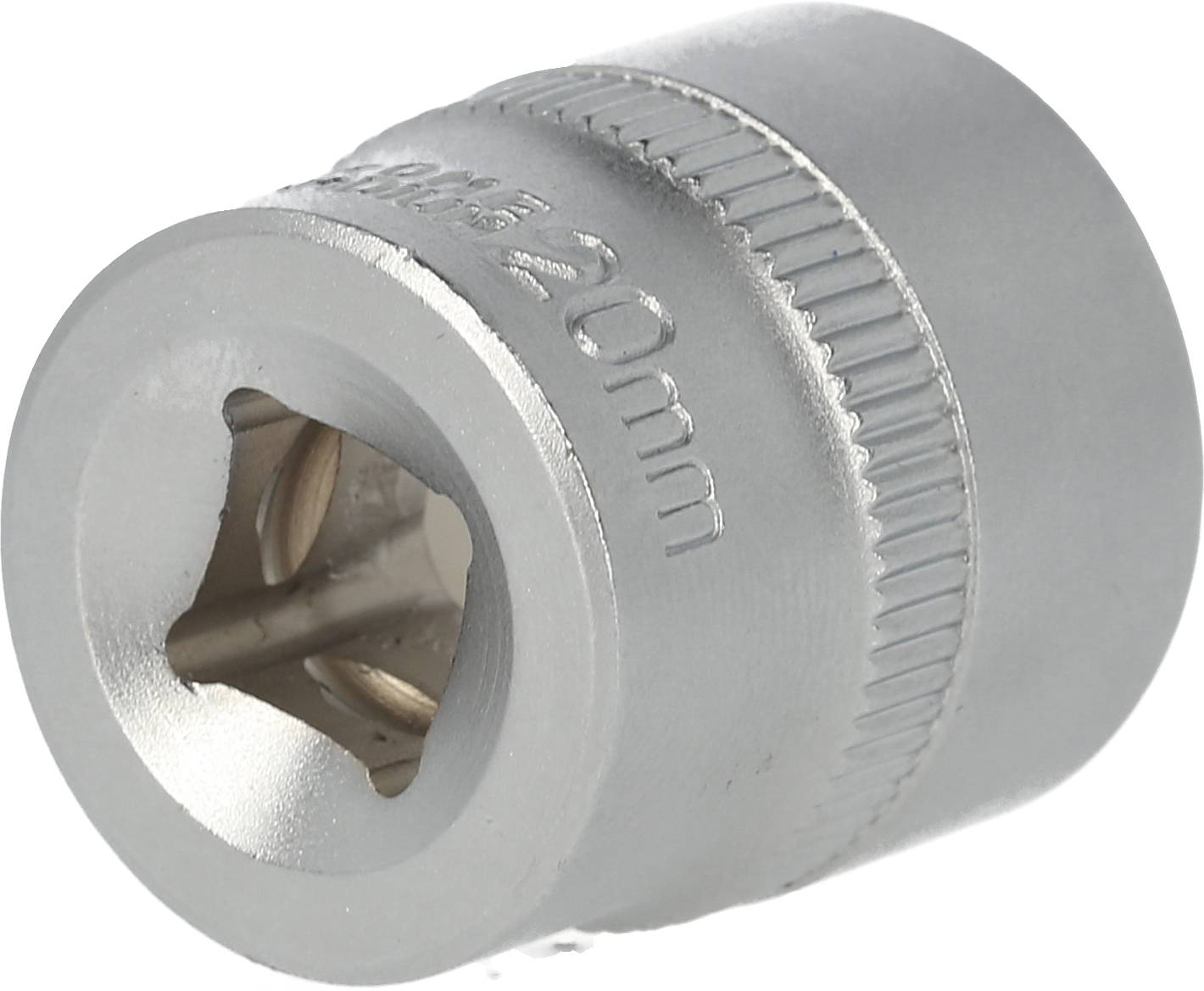 Eine silberne Stecknuss mit der Prägung '20 mm'.