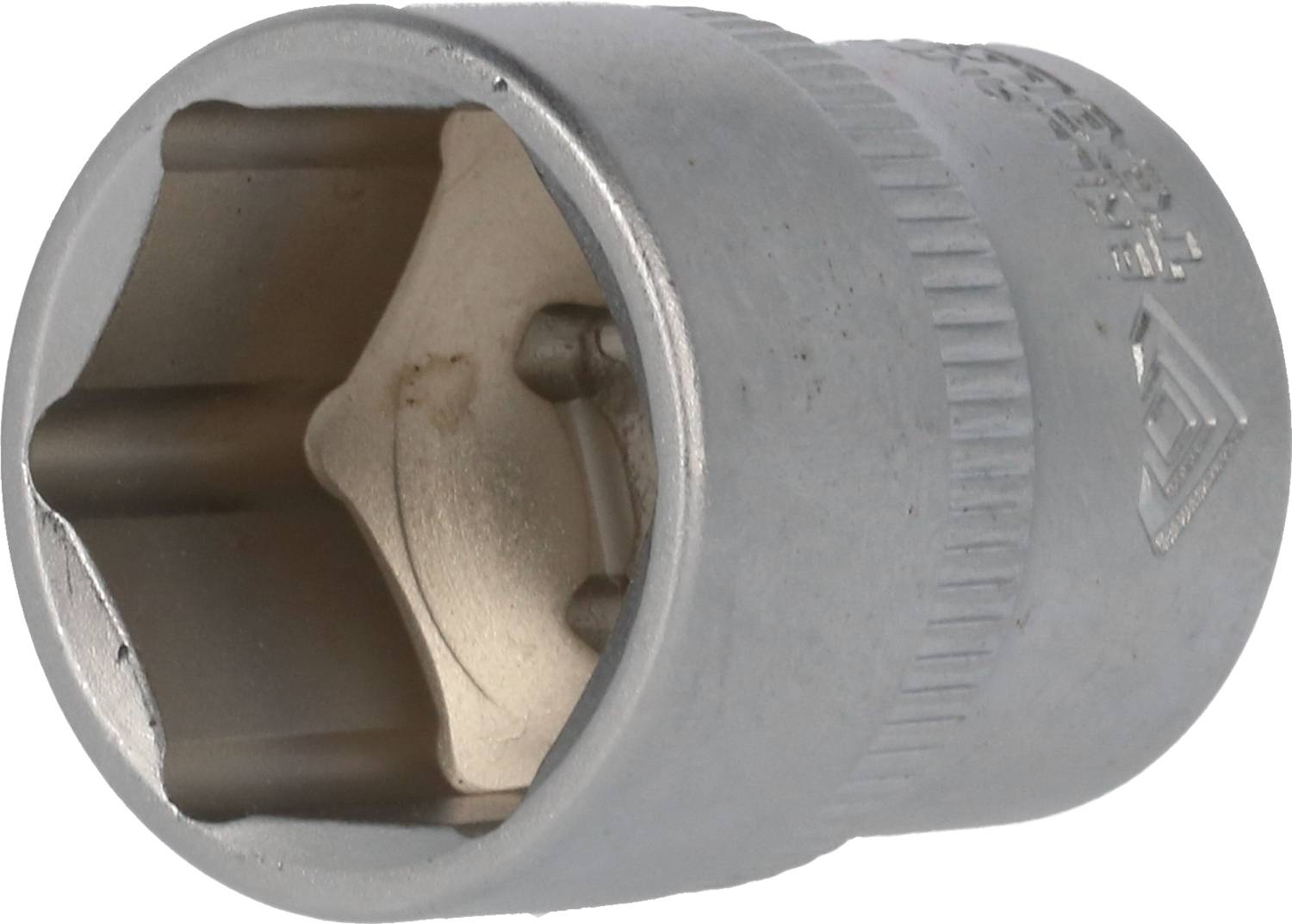 Eine sechskantige Stecknuss aus Metall, hauptsächlich verwendet zum Festziehen oder Lösen von Schrauben und Muttern in mechanischen Arbeiten.