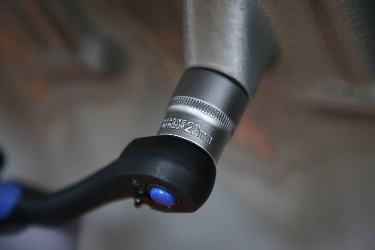 Nahaufnahme eines Fahrradpedals mit Metallkomponente und aufgedrucktem '22 mm', zeigt Detail eines Fahrradteils.