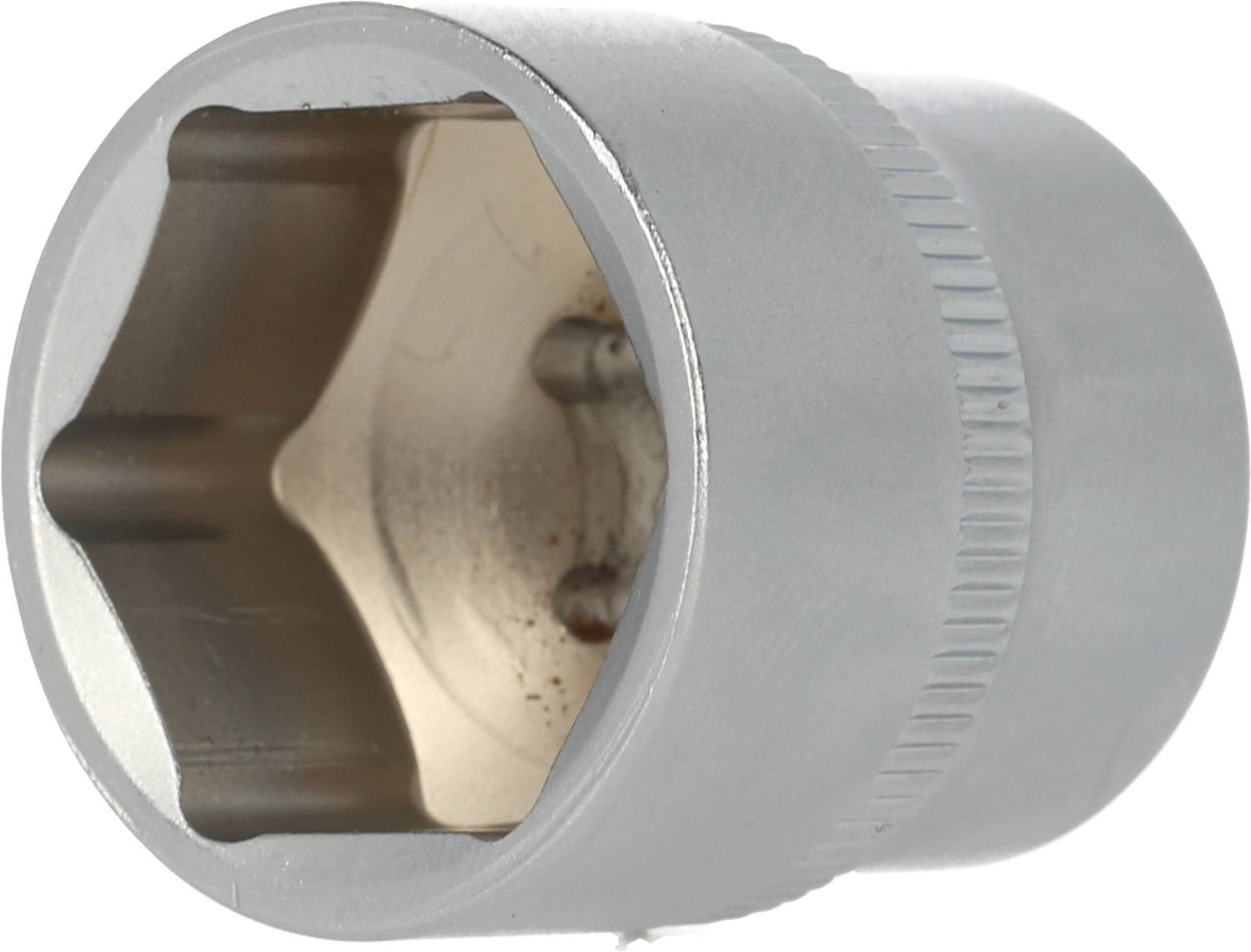 Ein silberner Steckschlüssel, zylindrisch geformt, mit einem sechseckigen Innenprofil zur Nutzung mit einem Steckschlüsselsatz.