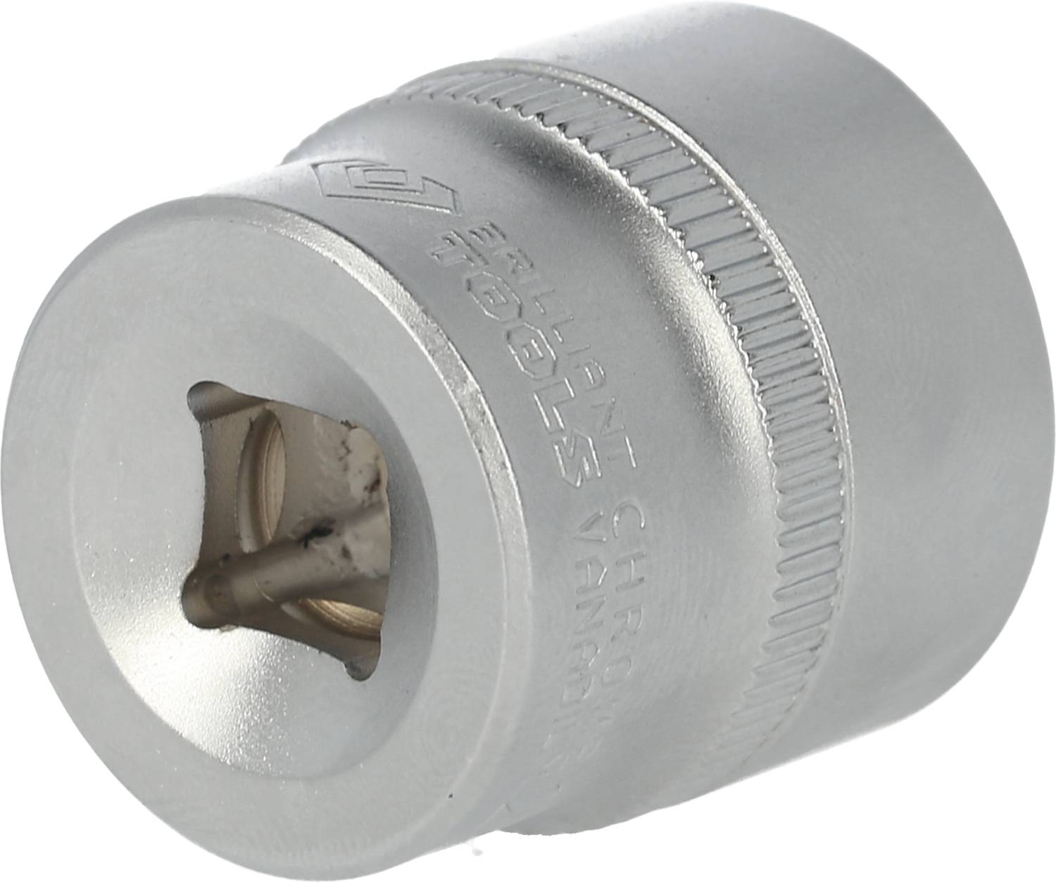 Metallische Stecknuss mit sechseckiger Öffnung und geriffeltem Rand, verwendet für Schraubarbeiten mit einem Ratschenwerkzeug.