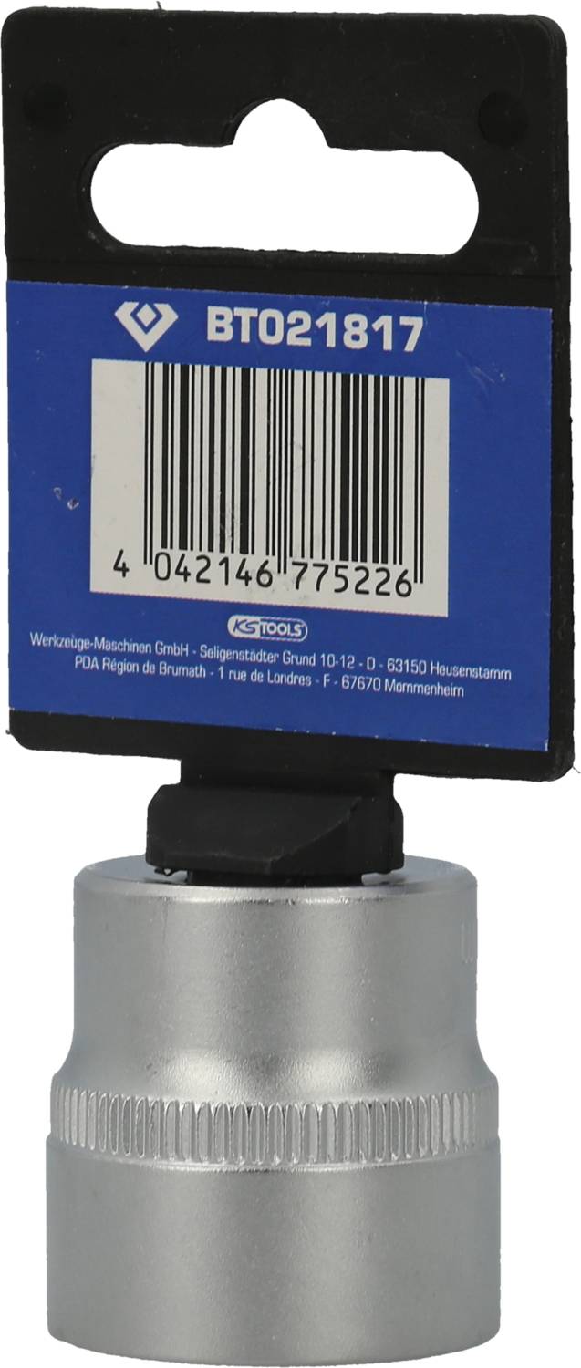 Eine silberne Werkzeughülse mit blauem Etikett und einem Barcode, hängend an einem schwarzen Kunststoffhaken.