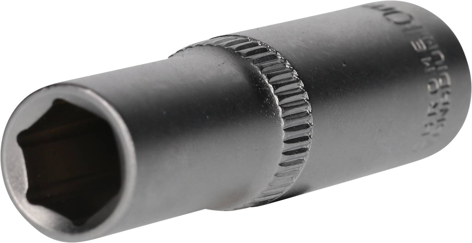 Steckschlüsseleinsatz aus Metall, sechskantig, in Nahaufnahme, mit Riffelung für besseren Halt. Wird verwendet zum Anziehen von Schrauben.