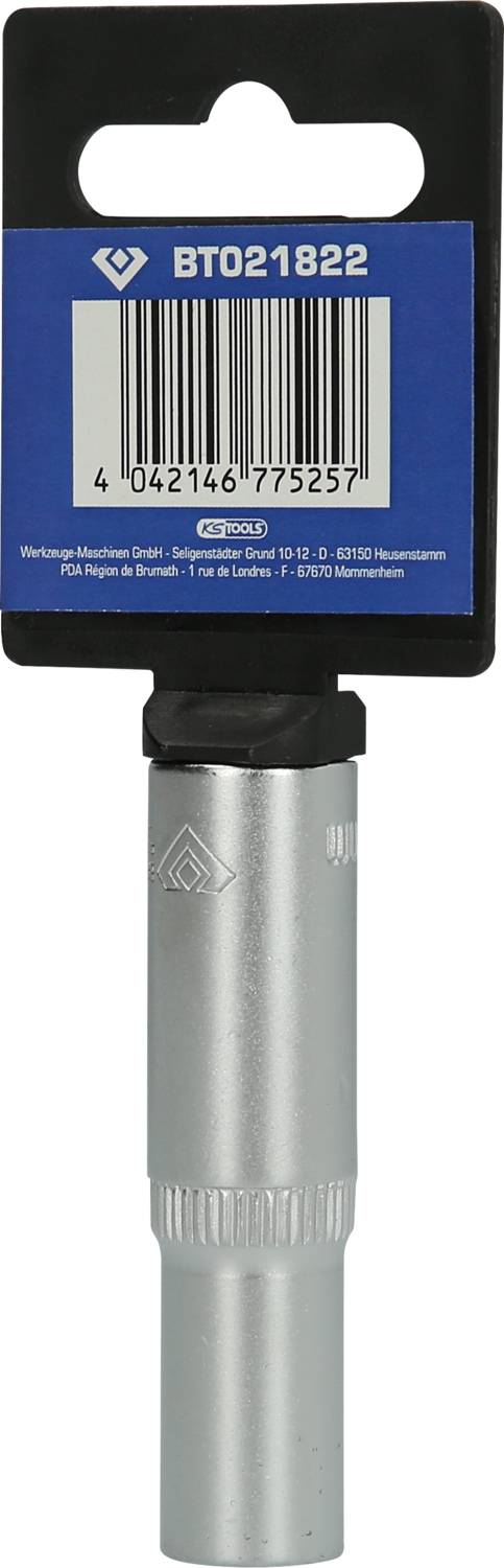 Verpackung einer Zündkerzenschlüssel-Verlängerung mit Produktcode 'BT021822' und Barcode auf blauem Etikett. Silberner Metallkörper.