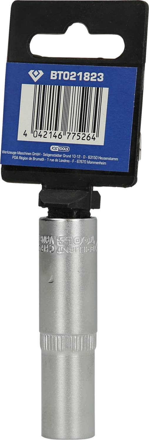 Ein silberner Drehmomentschlüssel mit einem blauen Etikett oben, auf dem 'BT021823' und ein Barcode stehen. Werkzeug zum Messen von Drehmoment.