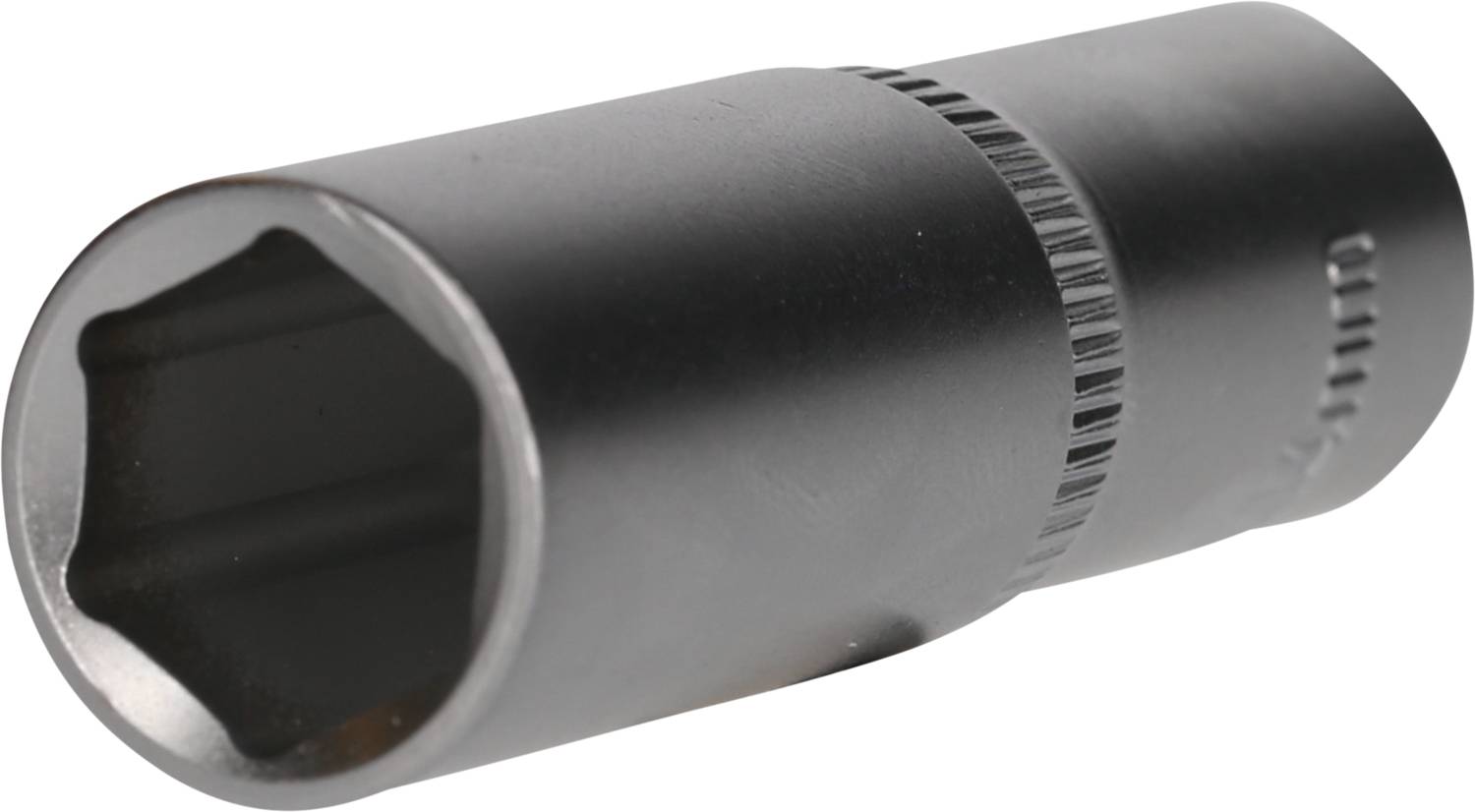 Eine sechskantige Stecknuss aus Metall, perspektivisch dargestellt, zentral im Bild positioniert.