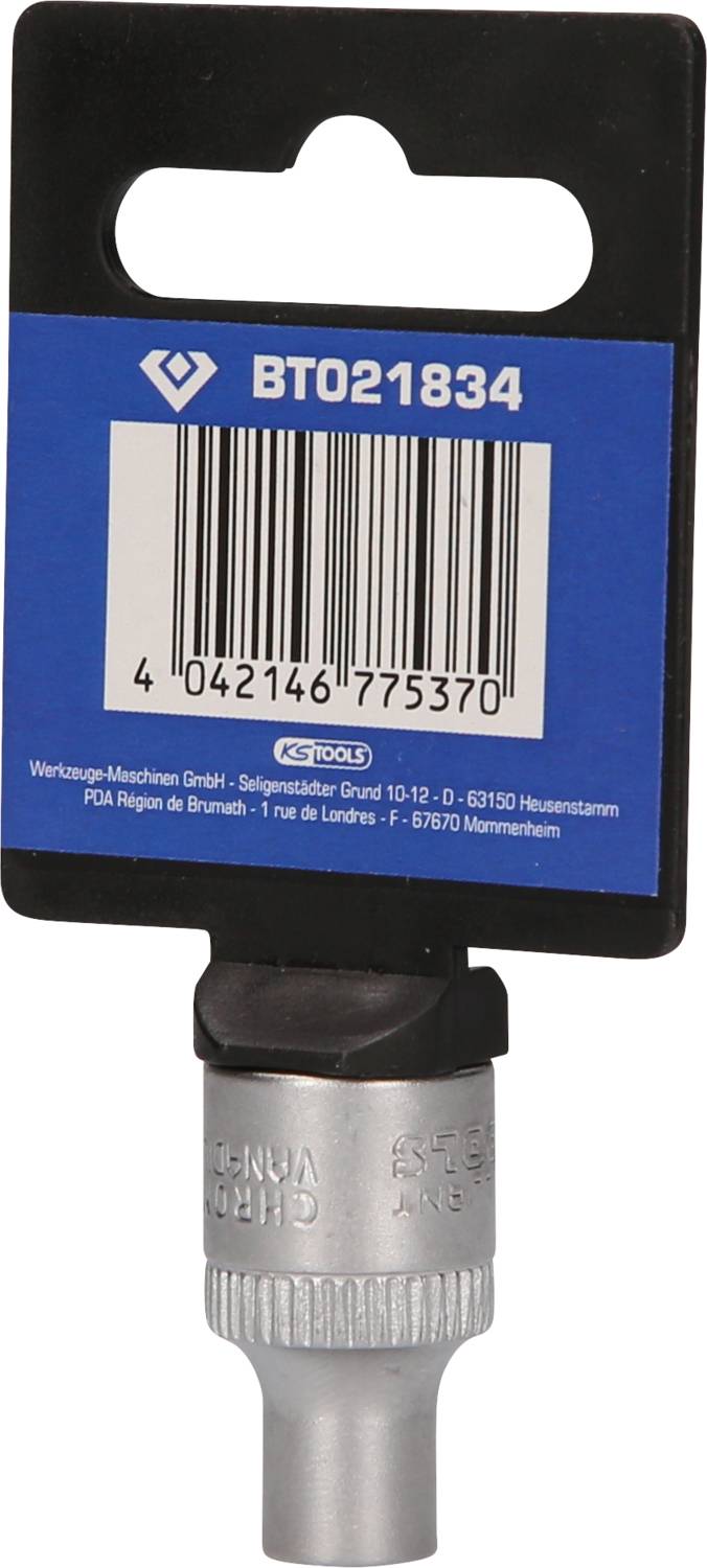 Ein Werkzeugaufsatz mit einer Artikelnummer 'BTO21834' auf einer blauen Verpackung. Der Aufsatz hat ein silbernes Metallende.