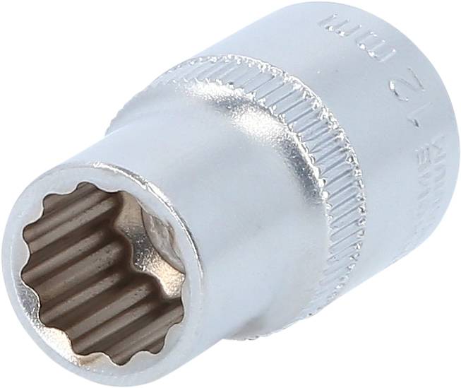 Eine silberne Vielzahnnuss, verwendet als Werkzeugaufsatz für Schraubenschlüssel, zeigt die innenliegenden Zähne zur Befestigung.